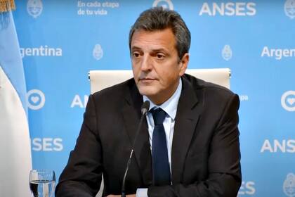 Sergio Massa durante el anuncio para jubilados