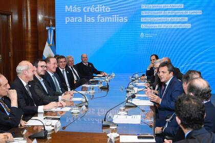 Sergio Massa en el anuncio de las medidas junto a los representantes de los banco