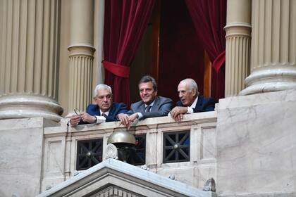 Sergio Massa en la Asamblea, acompañado por otros expresidentes de la Cámara de Diputados, Julián Domínguez y Eduardo Camaño.