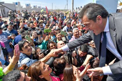 Sergio Massa en La Rioja anunció sorteos de automóviles, motos y electrodomésticos para comerciantes y clientes que utilicen el sistema posnet y la tarjeta de débito, como parte del programa de devolución del Impuesto al Valor Agregado (IVA)