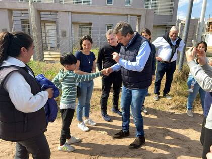 Sergio Massa en una actividad con vecinos en Junín