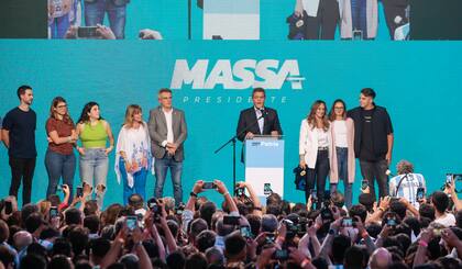 Sergio Massa habla en el búnker de UxP ante la mirada de su familia y la del candidato a vicepresidente, Agustín Rossi