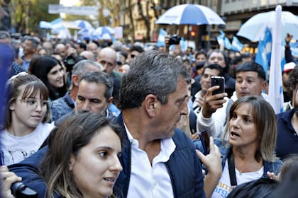 Sergio Massa interactúa con Malena Galmarini durante la marcha universitaria