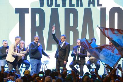 Sergio Massa, junto a la plana mayor de la CGT