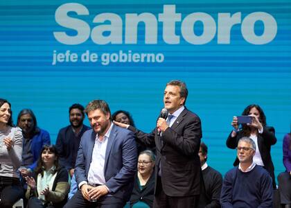 Sergio Massa junto a Leandro Santoro