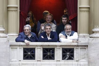 Sergio Massa junto a líderes sindicalistas en la Cámara de Diputados