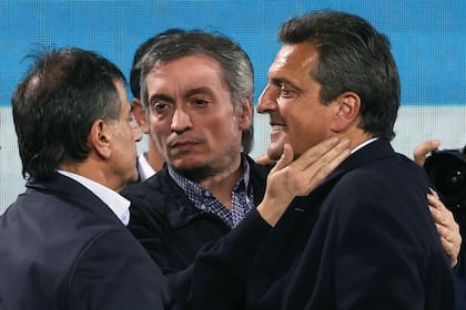 Sergio Massa, junto a Máximo Kirchner, luego de reconocer la derrota 