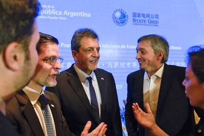Sergio Massa junto a Máximo Kirchner y el embajador Sabino Vaca Narvaja en China
