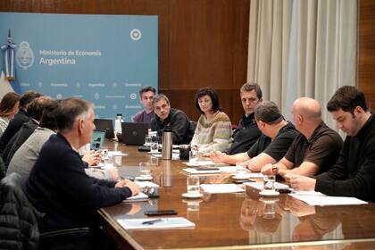 Sergio Massa junto a su equipo económico en la preparación de las medidas económicas.