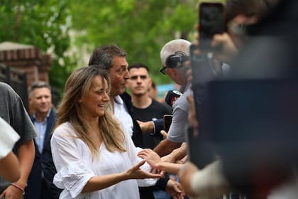 Sergio Massa junto a su esposa, Malena Galmarini llega para votar en una escuela de Tigre