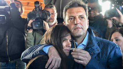 Sergio Massa junto a su mujer Malena luego de votar