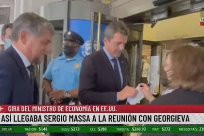 Sergio Massa llega al edificio del FMI, en Washington, donde se reunirá con la titular del organismo, Kristalina Georgieva