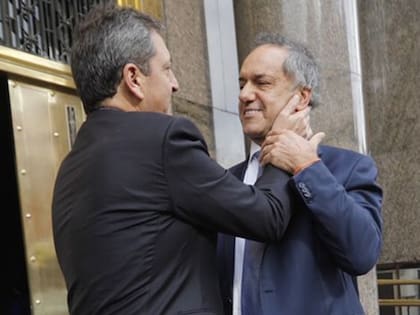 Sergio Massa recibe a Daniel Scioli en la entrada del Ministerio de Economía