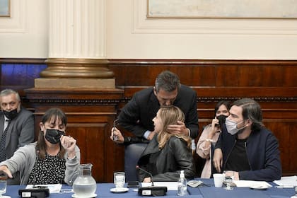 Sergio Massa saluda a Myriam Bregman en la reunión de Labor Parlamentaria