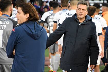 Sergio Massa saludando a los jugadores de Tigre