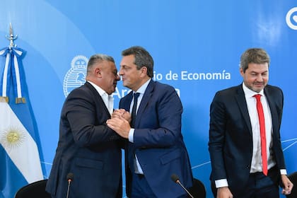 Sergio Massa se saluda con Claudio Tapia. A su lado, el ministro de Turismo, Matías Lammens