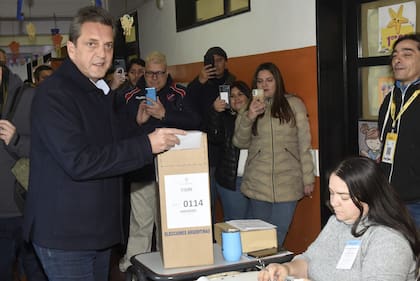 Sergio Massa votando en una escuela de Tigre