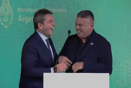 Sergio Massa y Chiqui Tapia durante el acto en Escobar