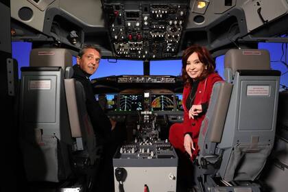 Sergio Massa y Cristina Kirchner, en campaña, al inaugurar simuladores de Aerolíneas Argentinas
