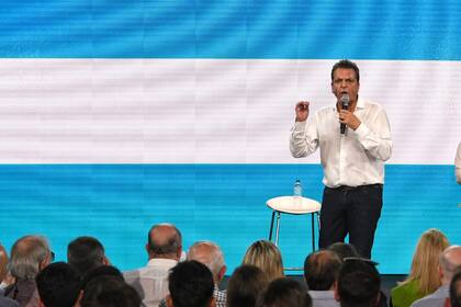 Sergio Massa y el gobernador de Santa Fe, Omar Perotti, en el encuentro organizado por las cinco cámaras empresariales, industriales, comerciales y de emprendedores