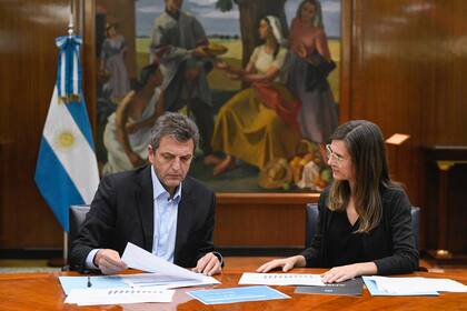 Sergio Massa y Fernanda Raverta, hoy, antes de hacer el anuncio sobre jubilaciones