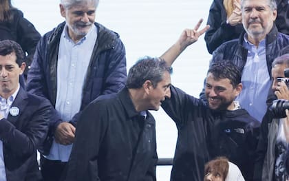 Sergio Massa y Juan Grabois en el acto del 25 de mayo