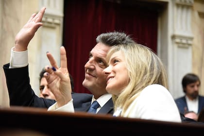 Sergio Massa y Malena Galmarini saludan a los presentes en la Cámara de Diputados