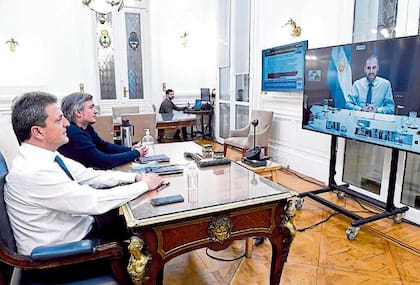 Máximo Kirchner y Sergio Massa, durante una videoconferencia con Martín Guzmán