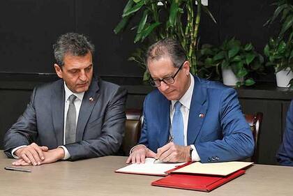 Sergio Massa y Miguel Pesce, al firmar en China la ampliación del swap de monedas