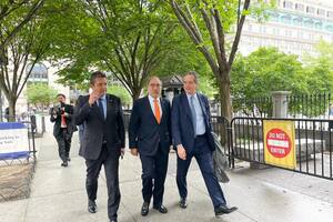 Sergio Massa, y Miguel Pesce, junto al embajador Jorge Argüello, en Estados Unidos