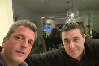 El peronista afín a Sergio Massa que desde la AFA le toma el pulso al Gobierno con tuits filosos