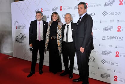 Sergio Massa y su esposa, Malena Galmarini, junto a Pedro y Leandro Cahn, de Fundación Huésped