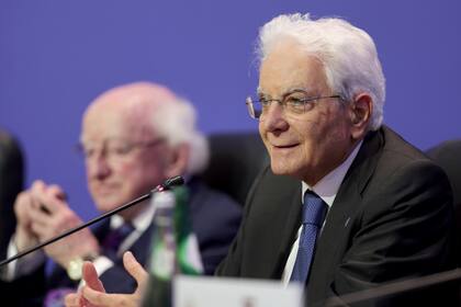 Sergio Mattarella, presidente de Italia, a la derecha, se dirige a los periodistas al término de la reunión del Grupo Arraiolos en Oporto, Portugal, el 6 de octubre de 2023