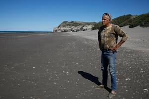 Cómo vive el único y solitario habitante de una playa soñada en la Patagonia