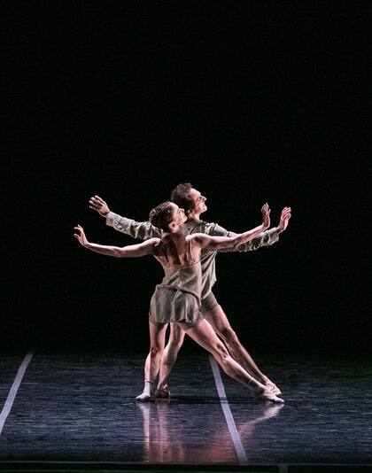 Sergio Neglia y Emily Bromberg, en "From Earth", del ucraniano Viktor Plotnikov