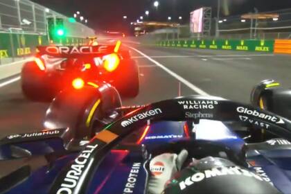 Sergio Pérez se demoró dos segundos en la partida en la calle de boxes de la carrera sprint de Qatar y Colapinto, despierto, lo pasó; el argentino venía con velocidad, no estaba detenido.