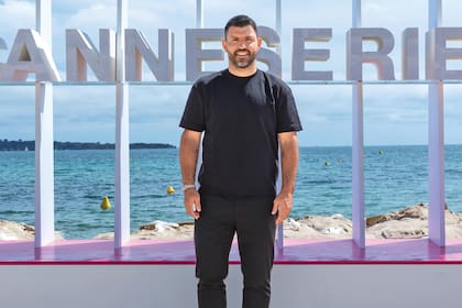 Sergio posa en la célebre playa del hotel Barrière Le Majestic.