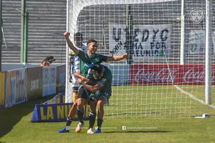Sergio Quiroga, habilidoso futbolista de Sarmiento, marca el tercer gol de contraataque ante Defensa y Justicia