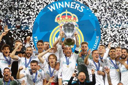 Sergio Ramos alza el trofeo en Kiev; todo Real Madrid festeja después del triunfo sobre Liverpool