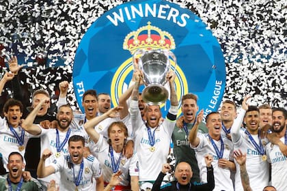 Sergio Ramos alza el trofeo de la Champions League