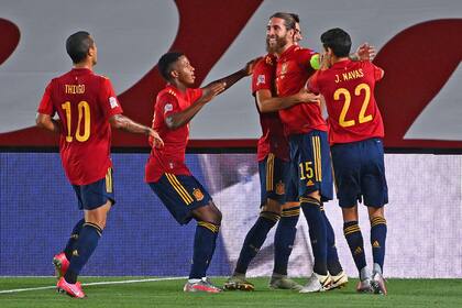 Sergio Ramos celebra con sus compañeros (de perfil, Ansu Fati) uno de sus goles a Ucrania