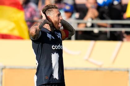 Sergio Ramos celebra tras anotar el gol del Monterrey en el empate 1-1 contra el Inter de Milán en el Mundial de Clubes, el martes 17 de junio de 2025, en Pasadena, California. (AP Foto/Gregory Bull)