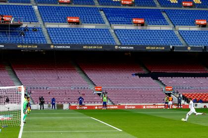 Sergio Ramos, del Real Madrid, lanza el penal que le dio la ventaja decisiva a Real Madrid ante Barcelona.