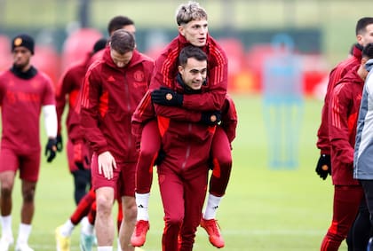 Sergio Reguilón carga a su compañero Alejandro Garnacho durante un entrenamiento del Manchester United, en diciembre de 2023
