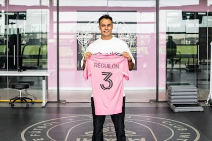 Sergio Reguilón posa con la casaca número 3 de Inter Miami
