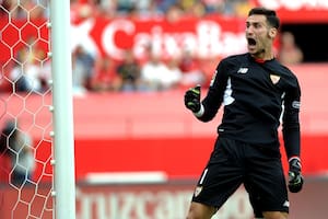 El arquero español del PSG Sergio Rico está grave tras ser golpeado por un caballo luego de ser campeón