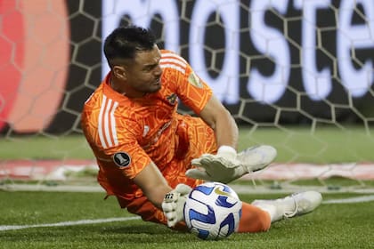 Sergio Romero ataja el penal ejecutado por Gustavo Gómez, el segundo que detuvo en la serie ante Palmeiras