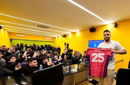 Sergio Romero posando con la camiseta N° 25, la que usará en Boca