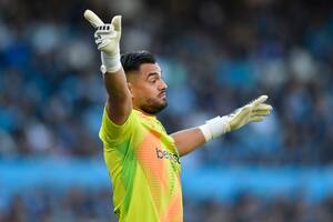 Sergio Romero señala un movimiento a sus compañeros: el arquero fue responsable del primer gol de Boca y no reaccionó en el segundo