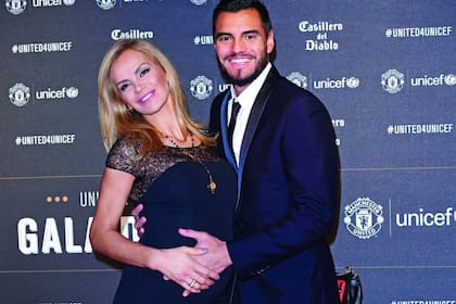 Sergio Romero y Eliana Guercio, embarazada de seis meses, en la alfombra roja